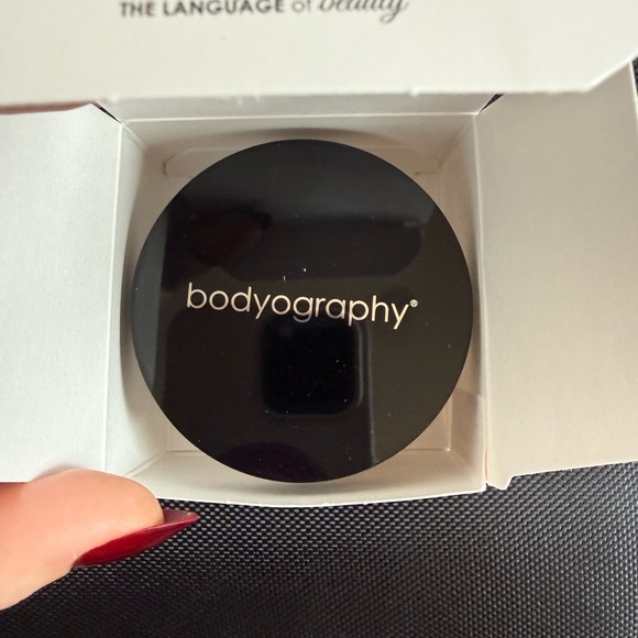 Bodyography Translucent Setting Powder - Picture 2 of 4